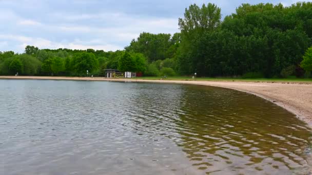 Hay Una Pequeña Playa Baño Lago Excavado Que Actualmente Utiliza — Vídeos de Stock