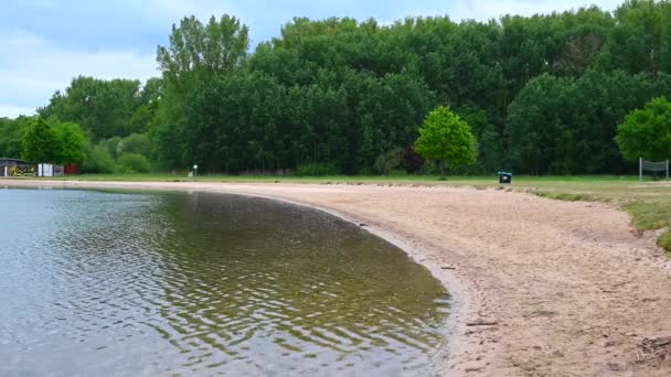 Hay Una Pequeña Playa Baño Lago Excavado Que Actualmente Utiliza — Vídeo de stock