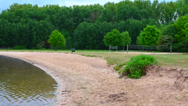 Hay Una Pequeña Playa Baño Lago Excavado Que Actualmente Utiliza — Vídeo de stock