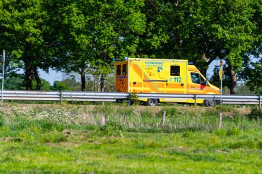 Bookholzberg Almanya 21.05.2020: Bir acil servis doktorunun arabası alarm ile bir köy yolundan geçiyor
