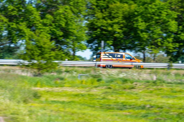 Bookholzberg Germany 2020 一辆消防车在乡间路上疾驰而过 — 图库照片