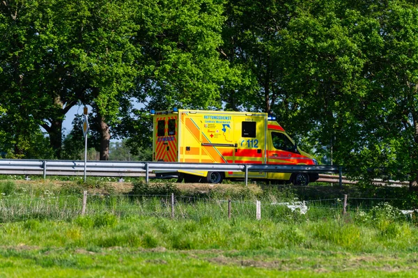 Bookholzberg Almanya 21.05.2020: Bir acil servis doktorunun arabası alarm ile bir köy yolundan geçiyor