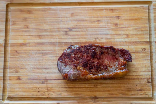 板の上のステーキに脂肪とスライスされた新鮮なランプステーキのショット — ストック写真