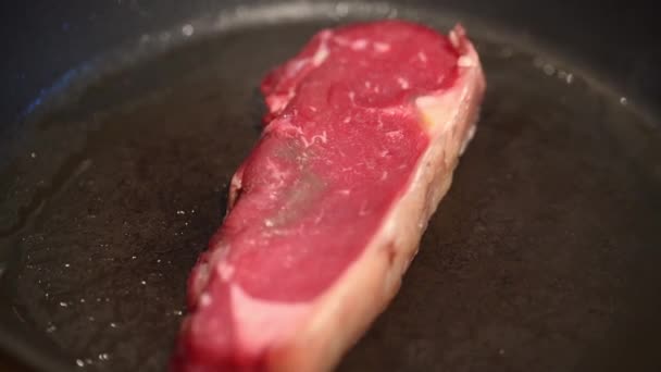 Schüsse Von Einem Scheiben Geschnittenen Rohen Rumpsteak Mit Fett Auf — Stockvideo