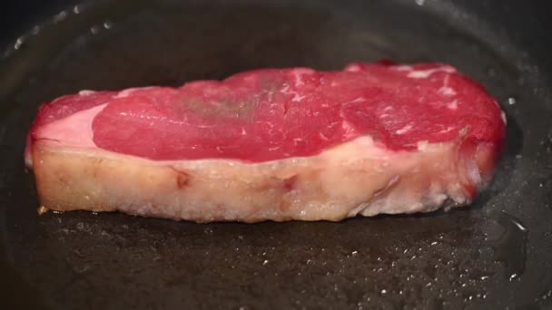 Foto Van Een Gesneden Rauwe Verse Biefstuk Met Vet Biefstuk — Stockvideo