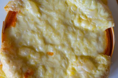 Fırından yeni çıkmış fırın peynirinin kayıtları ve lezzetli bir yemek için hazır.