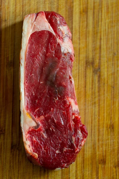 在木板上的一块生鲜肥肉排骨上的脂肪 — 图库照片