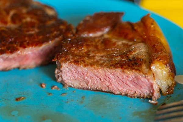 Fotos Bife Fresco Fatiado Com Gordura Bife Prato Garfo — Fotografia de Stock