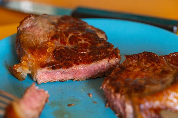 Fotos Bife Fresco Fatiado Com Gordura Bife Prato Garfo — Fotografia de Stock