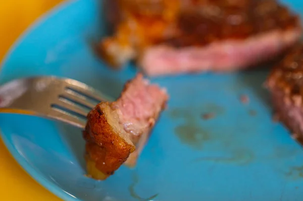 Fotos Bife Fresco Fatiado Com Gordura Bife Prato Garfo — Fotografia de Stock