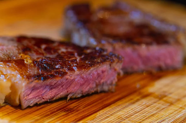 Tiros Bife Fresco Fatiado Com Gordura Bife Uma Tábua Madeira — Fotografia de Stock