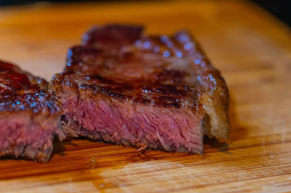 Tiros Bife Fresco Fatiado Com Gordura Bife Uma Tábua Madeira — Fotografia de Stock