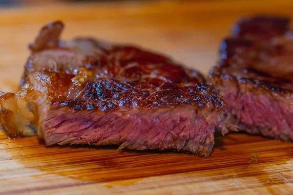 Tiros Bife Fresco Fatiado Com Gordura Bife Uma Tábua Madeira — Fotografia de Stock