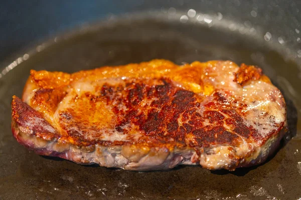 ステーキに脂をのせた切り身のある新鮮なランプステーキを鍋に入れ 強火で調理する様子 — ストック写真