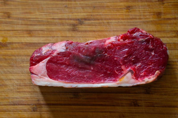 在木板上的一块生鲜肥肉排骨上的脂肪 — 图库照片