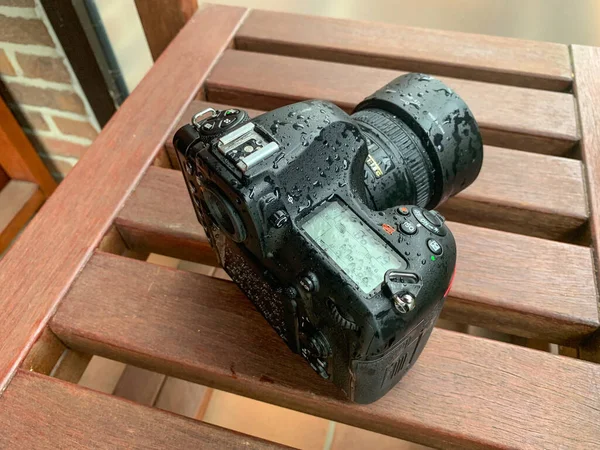 Uma Câmera Reflexa Lente Única Dslr Está Molhada Chuva Com — Fotografia de Stock