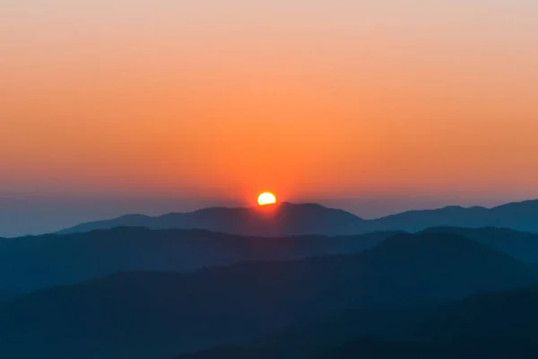 Salida del sol en la montaña — Foto de Stock