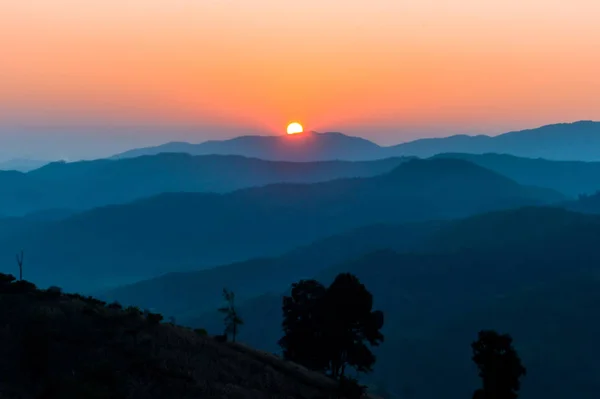 Salida del sol en la montaña — Foto de Stock