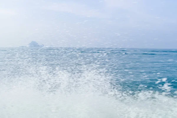 Bubbla våg av motorbåt — Stockfoto