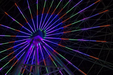 Dönme dolap neon ışıkları