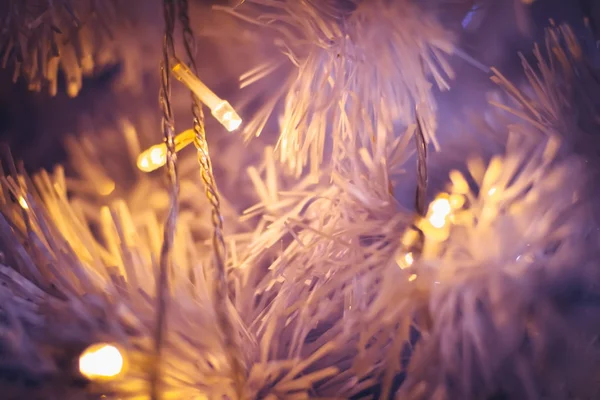 Ljus på julgran med bokeh för jul och nyår da — Stockfoto