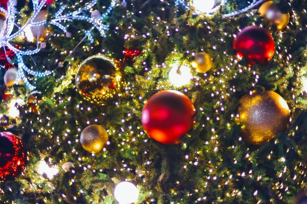 Lumière sur l'arbre de Noël avec bokeh pour Noël et nouvel an da — Photo