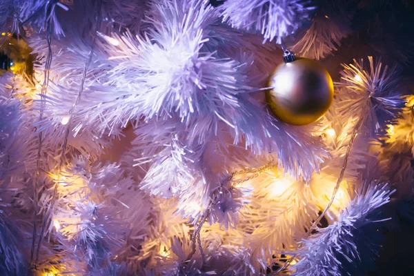 Licht am Weihnachtsbaum mit Bokeh für Weihnachten und Neujahr da — Stockfoto