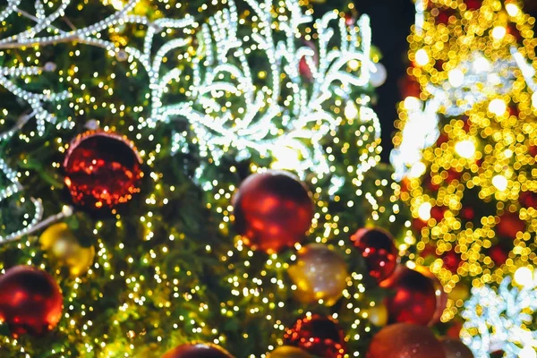 Luz en el árbol de Navidad con bokeh para Navidad y año nuevo da —  Fotos de Stock