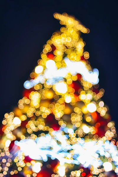 Luz en el árbol de Navidad con bokeh para Navidad y año nuevo da — Foto de Stock