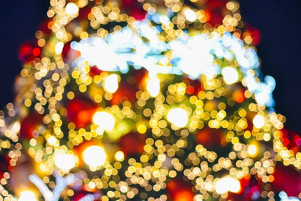 クリスマスと新年の da のボケ味を持つクリスマス ツリー点灯します。 — ストック写真