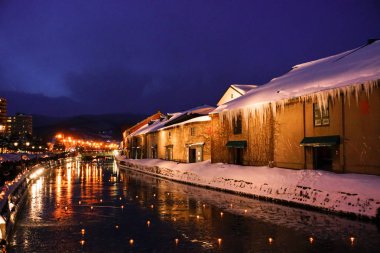 Otaru 'da gece vakti ışık ve karla 