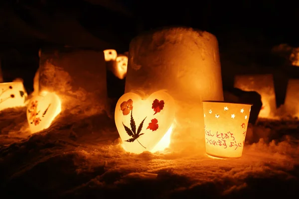 Luz de vela no gelo e neve no dia de Natal — Fotografia de Stock