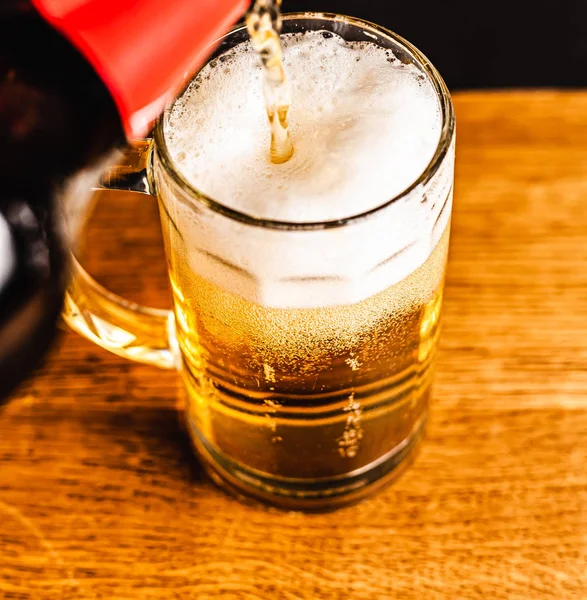 Cerveja Fria Com Espuma Uma Caneca Uma Mesa Madeira Fundo — Fotografia de Stock