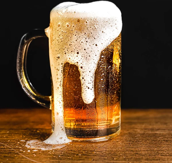 Cerveja Fria Com Espuma Uma Caneca Uma Mesa Madeira Fundo — Fotografia de Stock