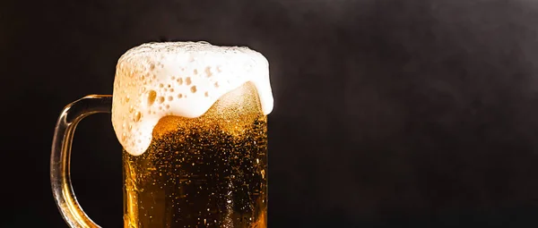 Bière Froide Avec Mousse Dans Une Tasse Sur Une Table — Photo