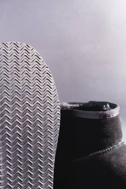 Siyah süet ugg. Siyah arkaplanda stok fotoğrafı.