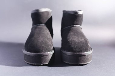 Siyah süet ugg. Siyah arkaplanda stok fotoğrafı.