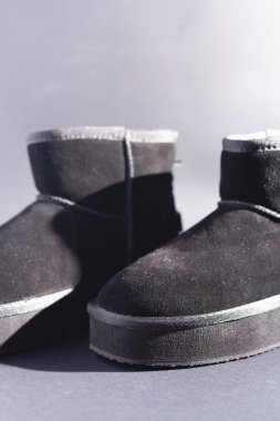 Siyah süet ugg. Siyah arkaplanda stok fotoğrafı.