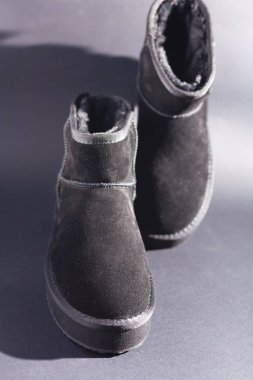 Siyah süet ugg. Siyah arkaplanda stok fotoğrafı.