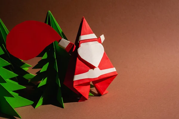 Origami Weihnachtsmann Mit Einem Sack Voller Geschenke Cartoon Postkarte Archivbild — Stockfoto