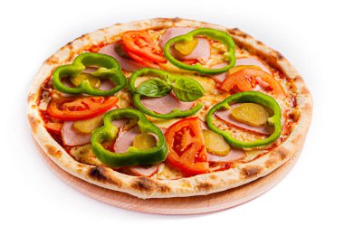 Pizza izole edilmiş, orta boy, yan görüş. Pizzanın stok fotoğrafı.