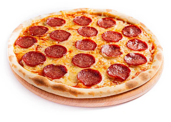 Pizza izole edilmiş, orta boy, yan görüş. Pizzanın stok fotoğrafı.