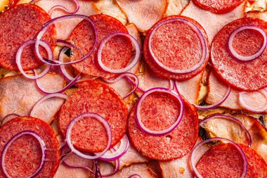 Pizzanın üstünü kapat. Pizza sosunun makro fotoğrafı..