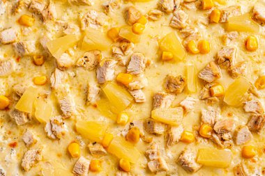 Pizzanın üstünü kapat. Pizza sosunun makro fotoğrafı..