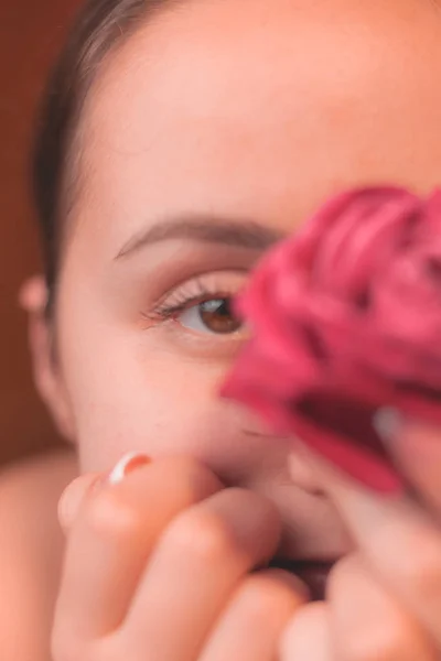 Retrato Uma Jovem Com Uma Rosa — Fotografia de Stock