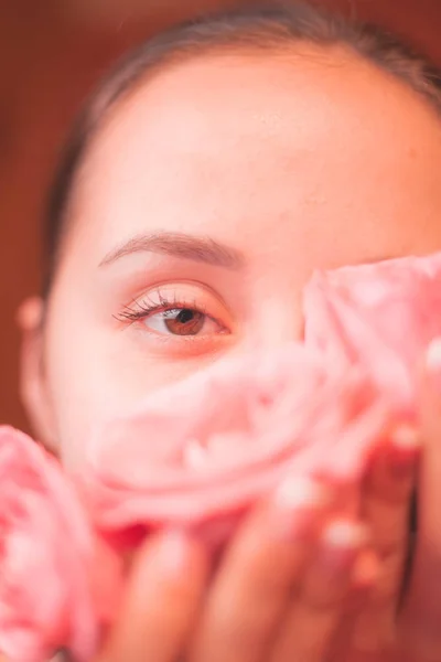 Retrato Uma Jovem Com Uma Rosa — Fotografia de Stock