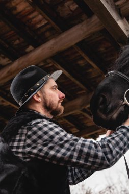 Siyah atlı şapkalı bir adamın portresi..