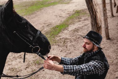 Siyah atlı şapkalı bir adamın portresi..