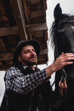 Siyah atlı şapkalı bir adamın portresi..