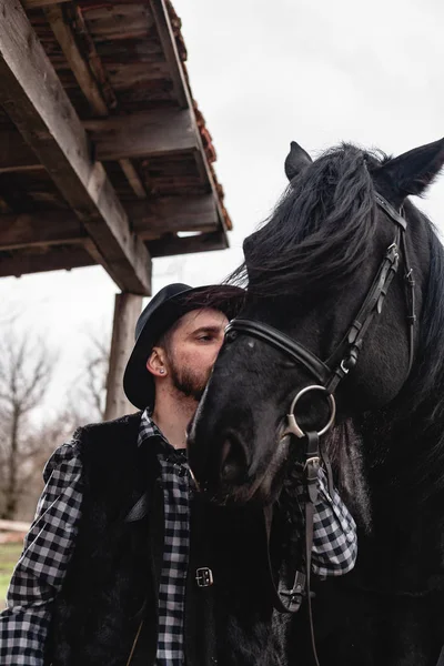 Retrato Tipo Con Sombrero Caballo Negro — Foto de Stock